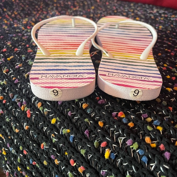 NWOT Havanera different colored striped flip flops - Picture 2 of 5